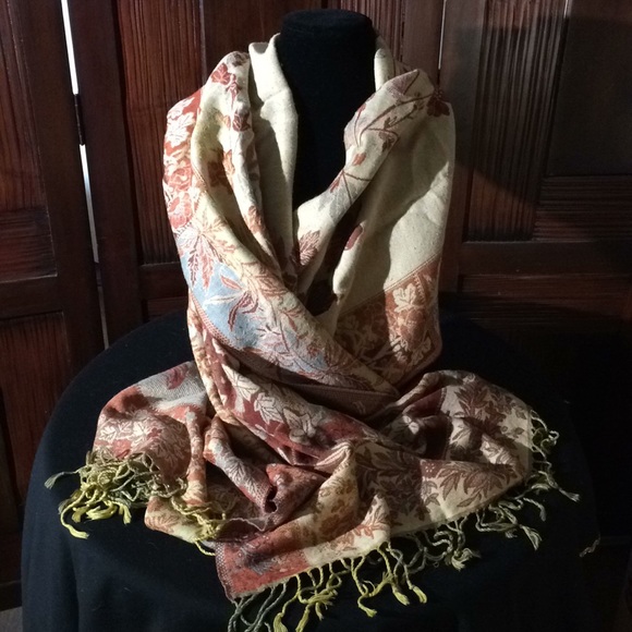 Scarf with multiple colors beige  and tosses